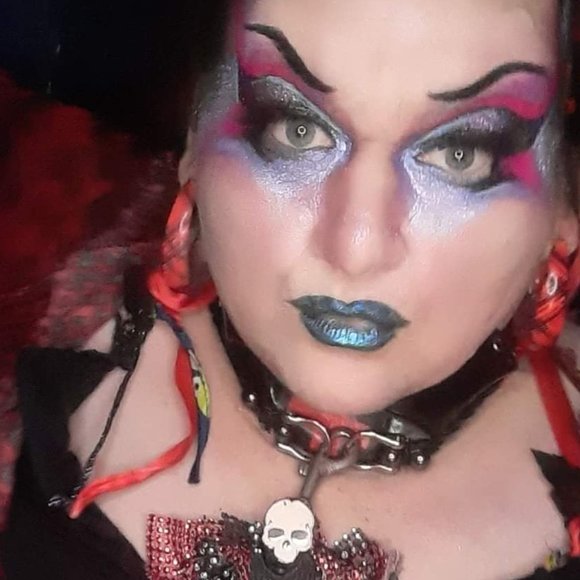 Meet Maralee. A Lifelong makeup lover and artist, my face is my favorite canvas. - Picture 12 of 13